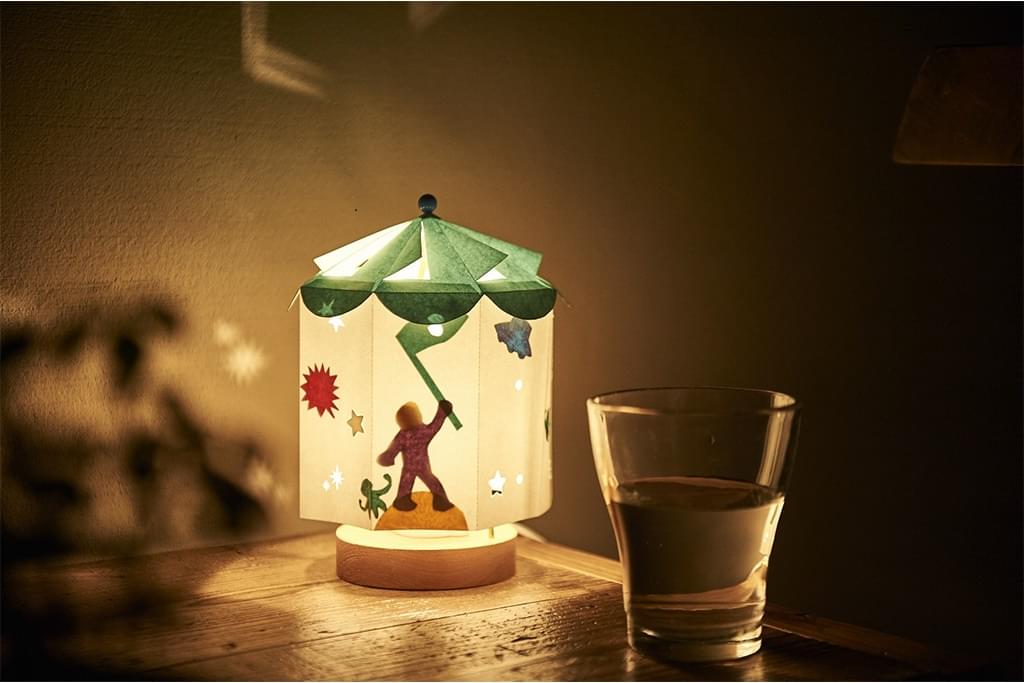 手づくり"回転灯"で幻想的な世界を映し出す