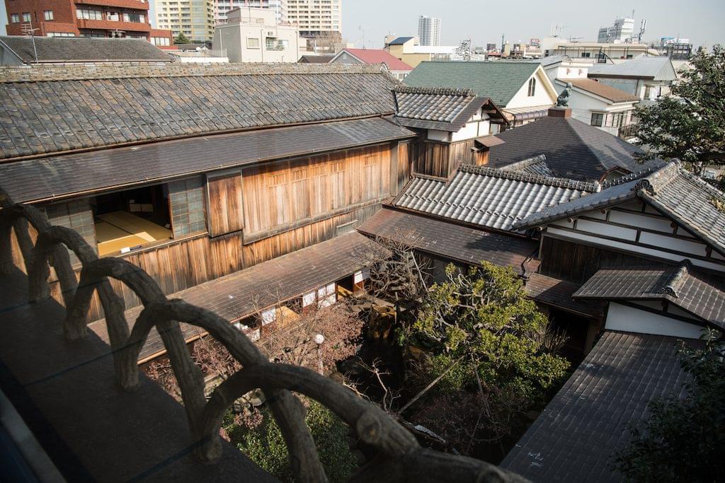 朝陽の間の前の廊下から見下ろす庭