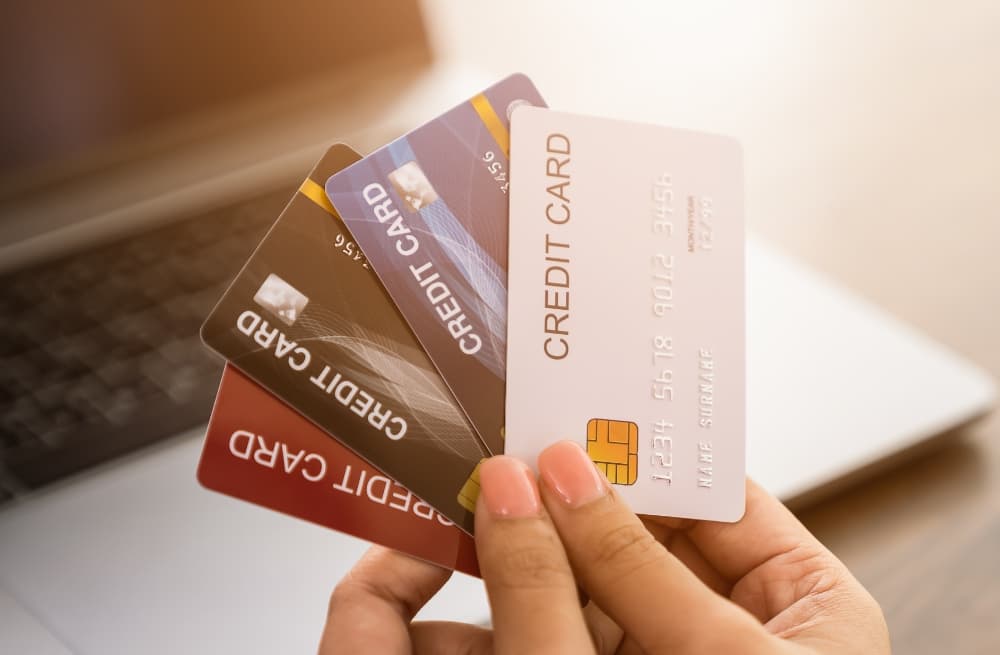 住宅ローン審査にクレジットカードの保有枚数が影響する?現役銀行員が徹底解説