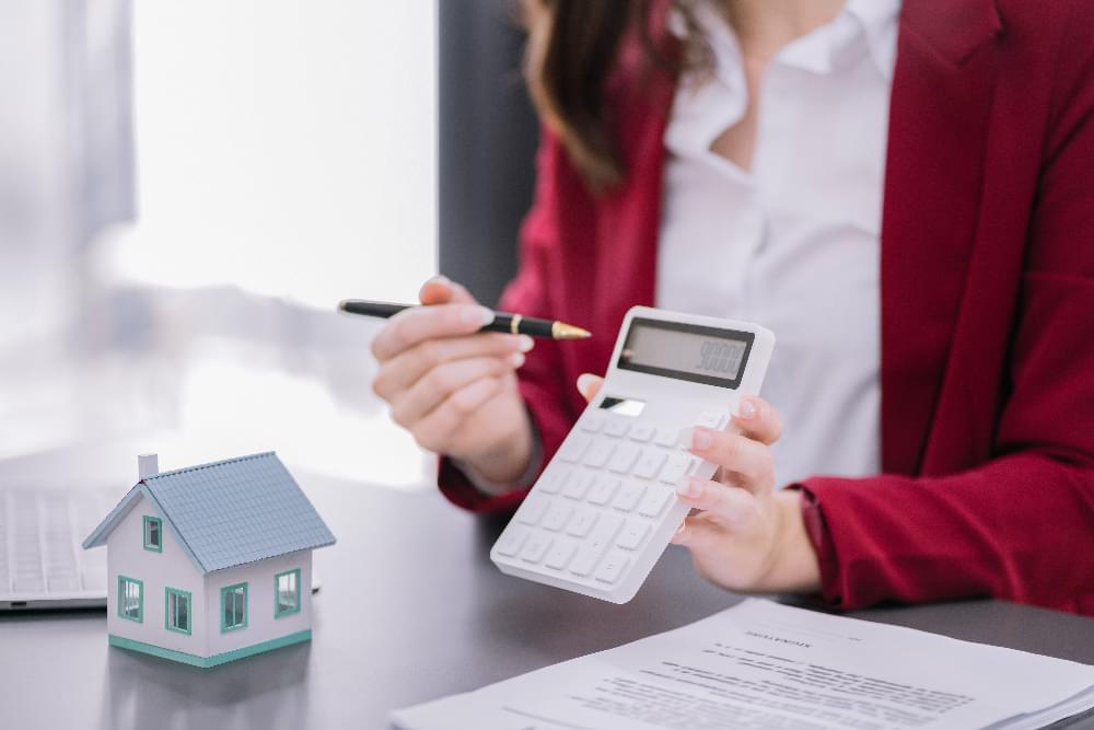 家を建てる費用はいくら?予算別イメージと安く抑えるコツ、土地ありや建築費用込みの注文住宅の相場も紹介