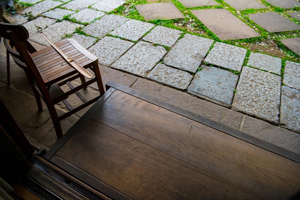 白洲夫妻の気配が残る室内