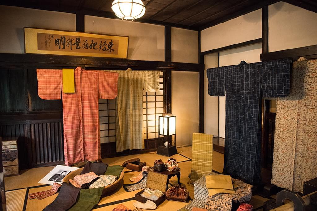 数々の着物や骨董