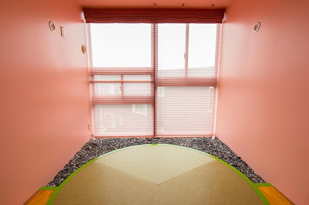 円形の畳の周りには玉砂利が敷かれている畳部屋